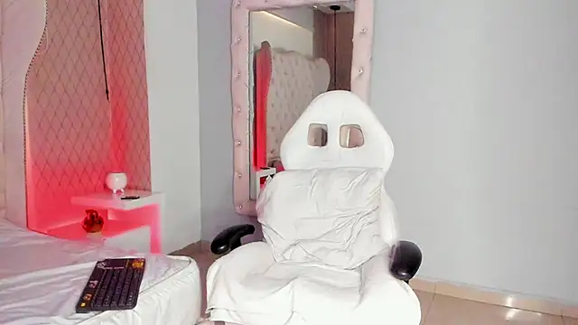 Lucii fer  online show from February 19, 2026, 11:40 am