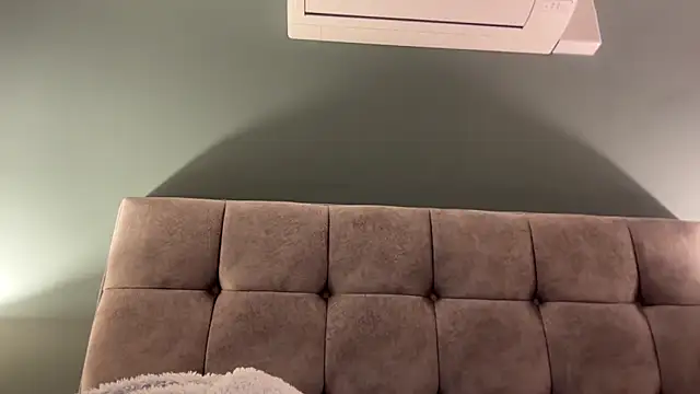 LustfulLuna  online show from December 21, 2025, 9:37 pm