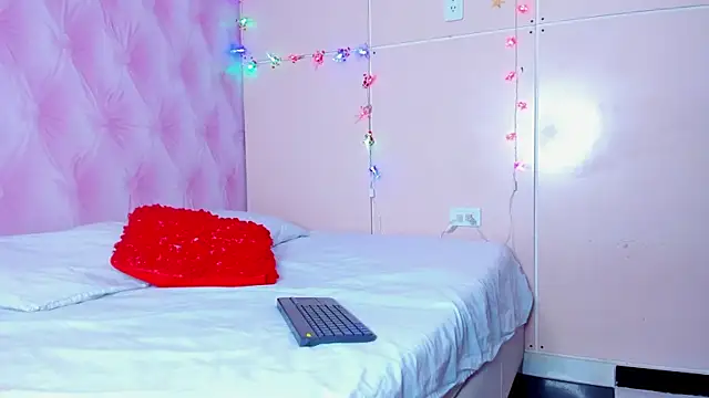 Snapshot of MarieMyller chatting on December 24, 2024, 9:55 pm MarieMyller online show from December 24, 2024, 9:55 pm