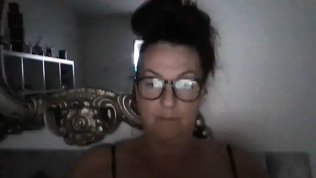 Snapshot of Tillieuk chatting on July 19, 2026, 9:44 pm Tillieuk online show from July 19, 2026, 9:44 pm