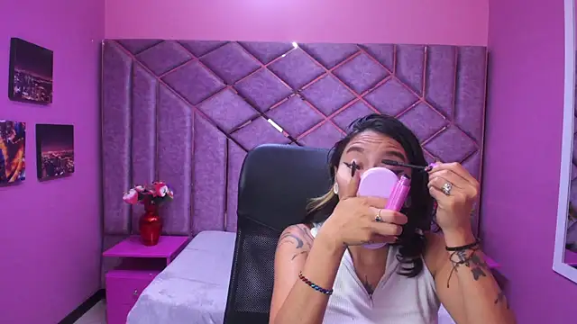 Miaa Thopmson online show from December 1, 2025, 3:13 pm