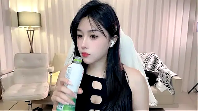 Snapshot of K-moumou chatting on October 3, 2025, 3:35 pm K-moumou online show from October 3, 2025, 3:35 pm