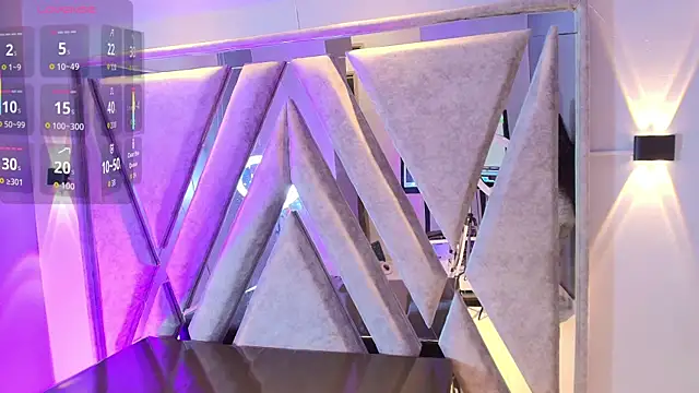 Annie9  online show from November 17, 2025, 9:19 pm