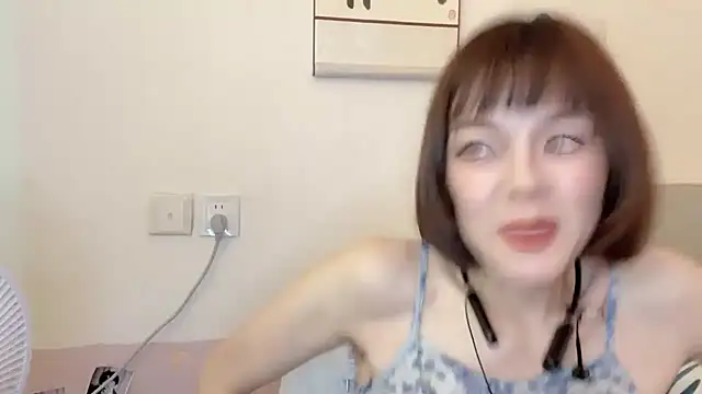 Linda-LL online show from October 13, 2025, 5:42 am