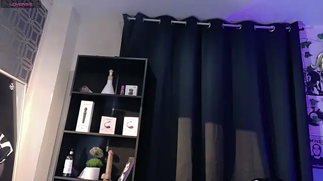 yulianademond66 online show from April 23, 2026, 1:35 pm