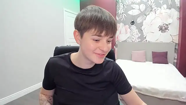 EmiliaYours online show from November 17, 2025, 3:16 pm