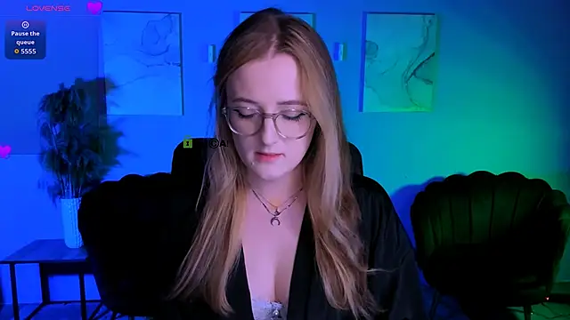 luna berryy online show from March 10, 2026, 8:02 pm