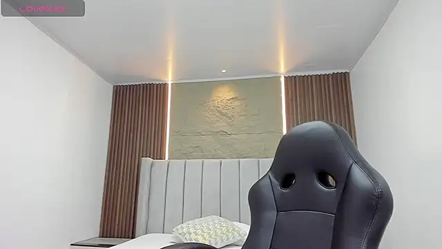 MAYROBERTSS online show from May 13, 2026, 7:32 pm