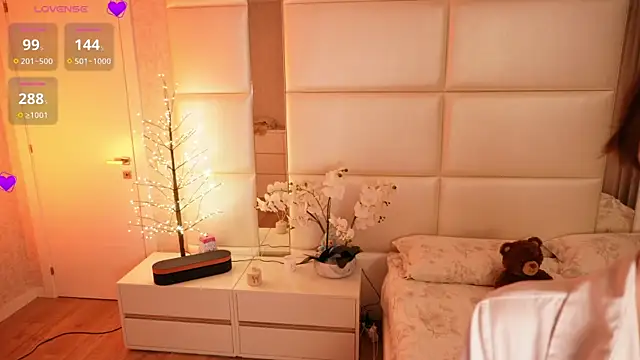 Lilly Colins online show from April 13, 2026, 7:40 pm