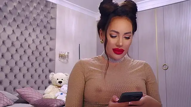 Snapshot of TianaPosh chatting on September 19, 2025, 7:40 pm TianaPosh online show from September 19, 2025, 7:40 pm