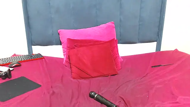 kittykhloe22 online show from March 3, 2025, 8:43 pm