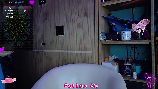 QueenYsuRey online show from November 10, 2025, 6:13 pm