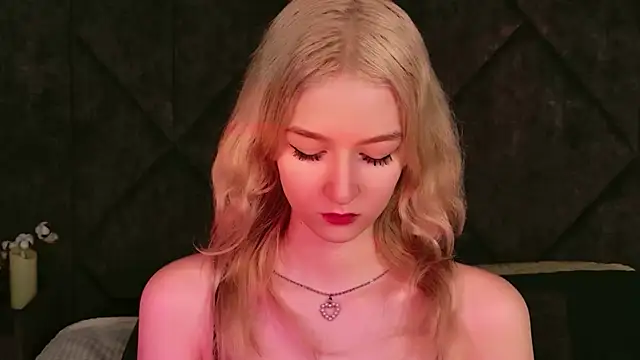 NaomiLoys online show from November 18, 2025, 10:51 am