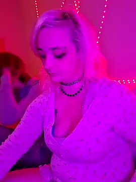 Snapshot of IzanamiNova chatting on February 12, 2025, 6:51 am IzanamiNova online show from February 12, 2025, 6:51 am