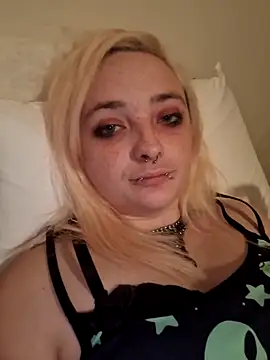 Snapshot of IzanamiNova chatting on December 3, 2024, 4:20 am IzanamiNova online show from December 3, 2024, 4:20 am