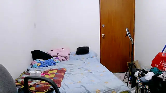 luxandracon23 online show from February 18, 2026, 4:21 am