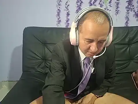 yazforeSolo online show from November 12, 2025, 2:43 pm