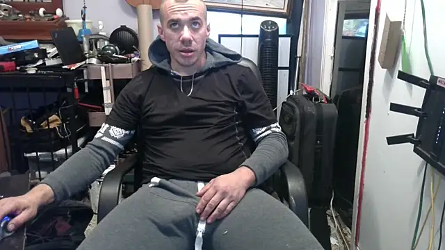 ScubaStevex online show from November 7, 2025, 4:22 pm