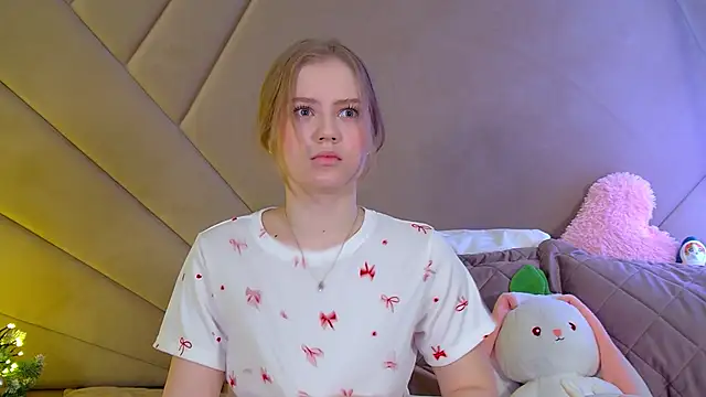 SelinSwarovski online show from December 15, 2025, 4:24 pm