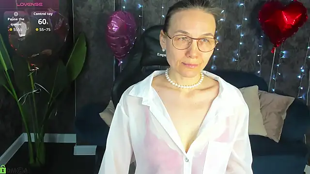 Snapshot of Lillian_White chatting on February 14, 2026, 1:06 am Lillian White online show from February 14, 2026, 1:06 am