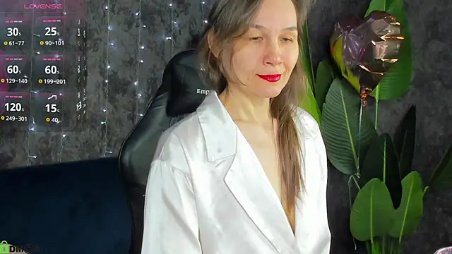 Snapshot of Lillian_White chatting on February 19, 2026, 1:02 am Lillian White online show from February 19, 2026, 1:02 am