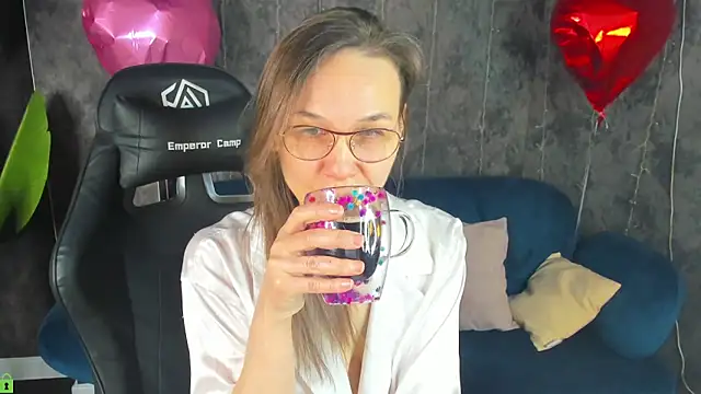 Snapshot of Lillian_White chatting on March 2, 2026, 1:06 am Lillian White online show from March 2, 2026, 1:06 am