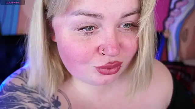 Snapshot of ZaraReignn chatting on February 10, 2026, 8:52 pm ZaraReignn online show from February 10, 2026, 8:52 pm