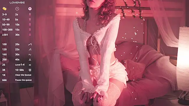 LuxRayi online show from December 14, 2025, 2:51 am