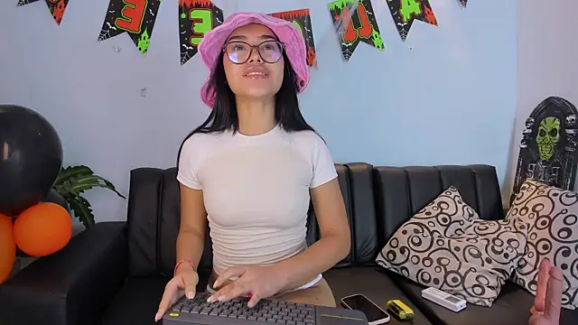 Snapshot of Mia_petite01 chatting on October 9, 2025, 11:38 pm Mia petite01 online show from October 9, 2025, 11:38 pm