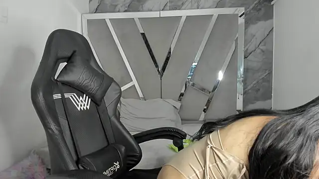 Mia petite01 online show from April 3, 2026, 9:21 pm