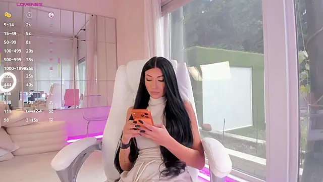 missdiamond  online show from December 18, 2025, 7:46 am