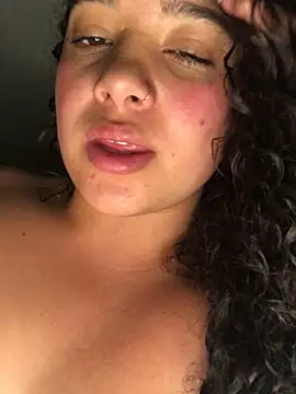 Snapshot of Julieta_333 chatting on March 17, 2025, 6:40 am Julieta 333 online show from March 17, 2025, 6:40 am