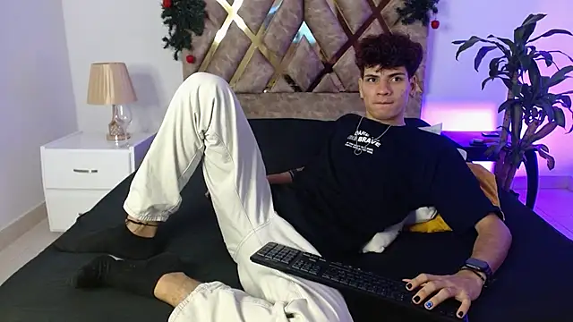 Themilow online show from December 28, 2024, 3:26 am