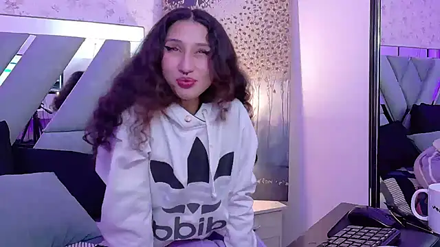 Queenjenn   online show from April 23, 2026, 5:25 pm