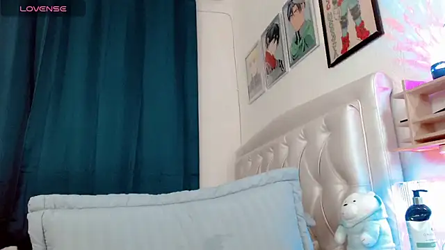 lunalovedoll  online show from April 18, 2026, 6:21 pm