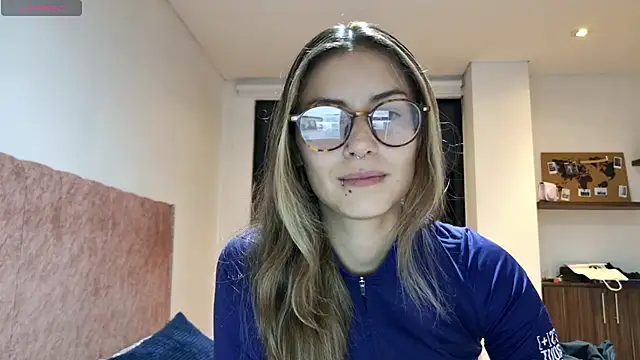 Snapshot of Emmy_petit chatting on May 24, 2026, 11:37 pm Emmy petit online show from May 24, 2026, 11:37 pm