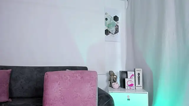 Snapshot of LaylaJewel chatting on February 12, 2026, 4:51 pm LaylaJewel online show from February 12, 2026, 4:51 pm