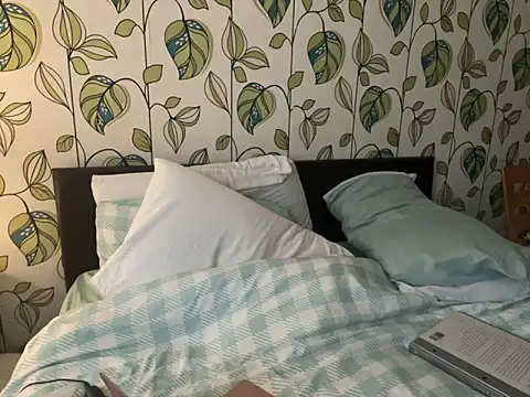 iveedie017 online show from December 5, 2024, 2:39 pm