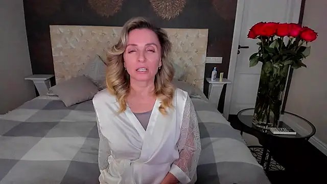 Snapshot of AllisonWilliams chatting on September 14, 2025, 5:02 pm AllisonWilliams online show from September 14, 2025, 5:02 pm