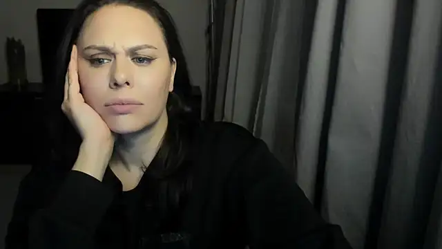 Snapshot of MollyCheiz chatting on December 22, 2025, 10:10 pm MollyCheiz online show from December 22, 2025, 10:10 pm