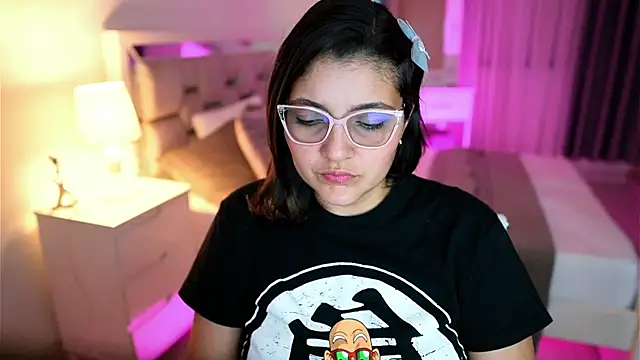 Snapshot of Camilaa_bueno chatting on March 16, 2025, 12:01 am Camilaa bueno online show from March 16, 2025, 12:01 am