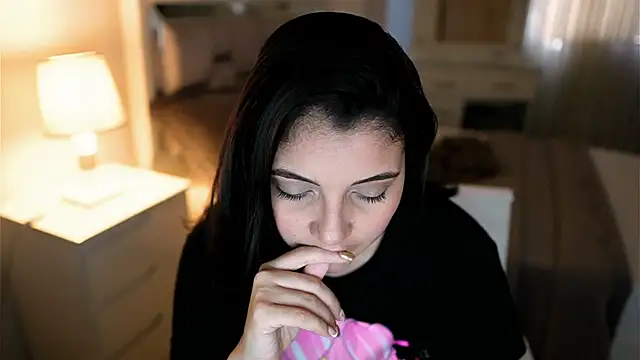 Snapshot of Camilaa_bueno chatting on October 8, 2025, 8:31 pm Camilaa bueno online show from October 8, 2025, 8:31 pm