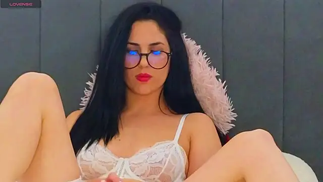 LauraMirage online show from November 28, 2025, 8:42 pm