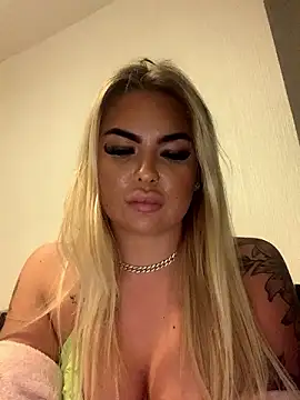 Snapshot of UKJuicyPrincess chatting on December 4, 2024, 8:01 pm UKJuicyPrincess online show from December 4, 2024, 8:01 pm