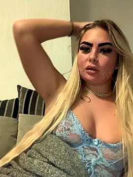 Snapshot of UKJuicyPrincess chatting on December 2, 2024, 8:50 pm UKJuicyPrincess online show from December 2, 2024, 8:50 pm