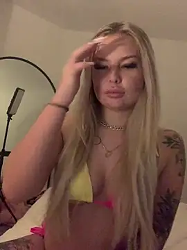 Snapshot of UKJuicyPrincess chatting on January 14, 2025, 10:23 pm UKJuicyPrincess online show from January 14, 2025, 10:23 pm