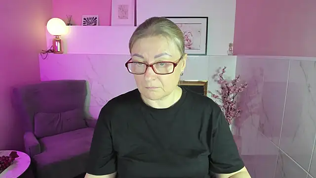 AlexandraKind online show from November 7, 2025, 8:35 pm