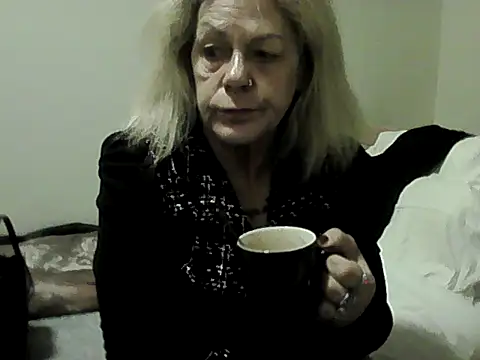 housewife shantie online show from November 13, 2025, 7:18 pm