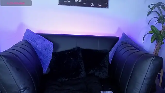 Alisson Wynter online show from April 8, 2026, 3:41 am