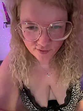 CurvyAnonymousGirl89 online show from April 11, 2026, 7:45 am